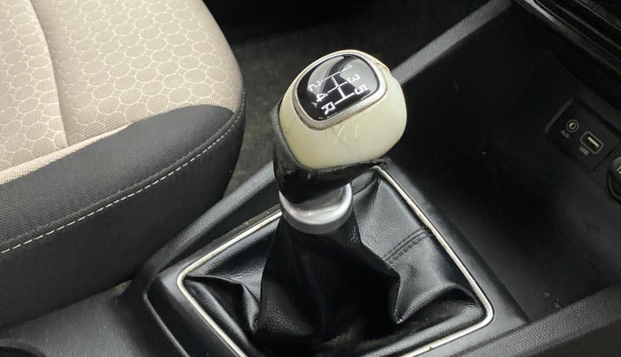 2015 Hyundai Elite i20 SPORTZ 1.2, Petrol, Manual, 86,497 km, Gear lever - Knob cover torn
