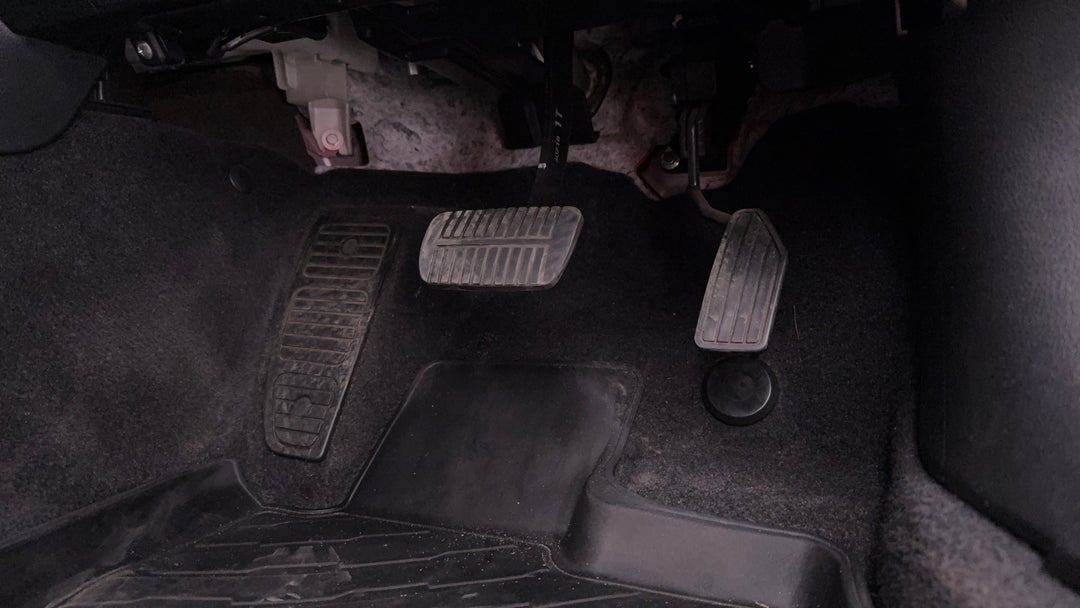 2016 Subaru Outback 2.5i Premium AWD, Automatic, 133453 km, Pedals and Footmat