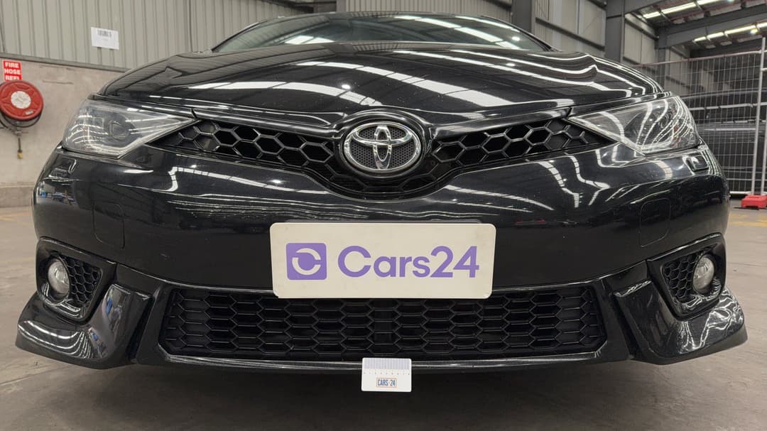 2017 Toyota Corolla Zr, Automatic, 122870 km, Bumper Front Chip