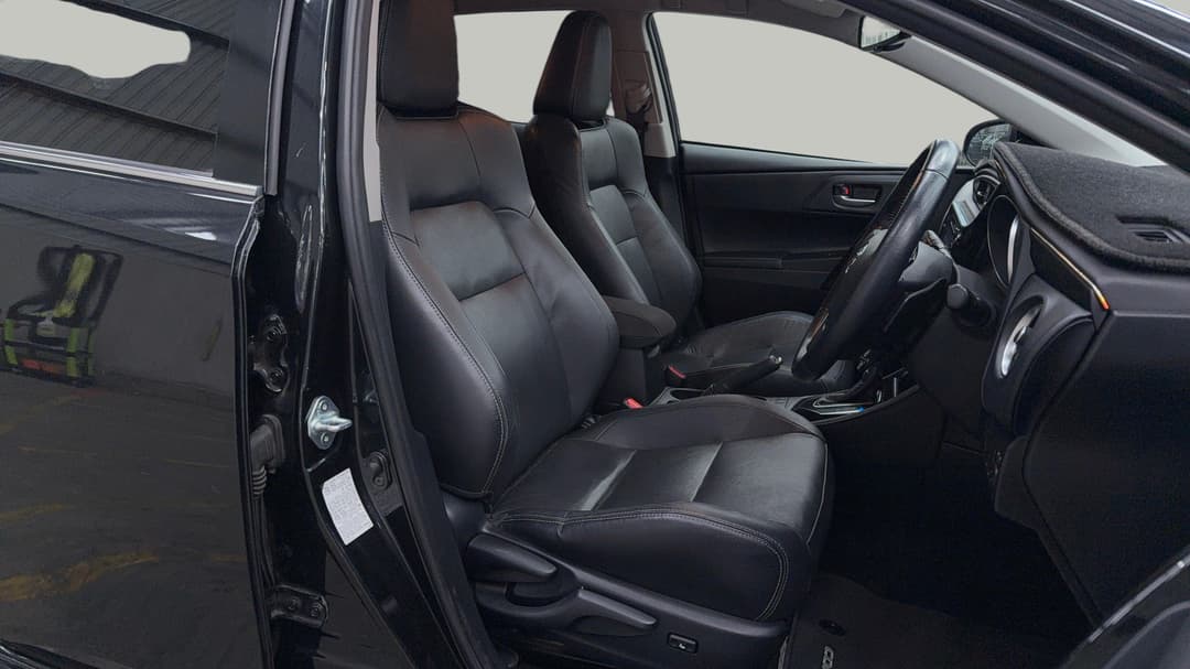 2017 Toyota Corolla Zr, Automatic, 122870 km, Right Side Front Door Cabin View