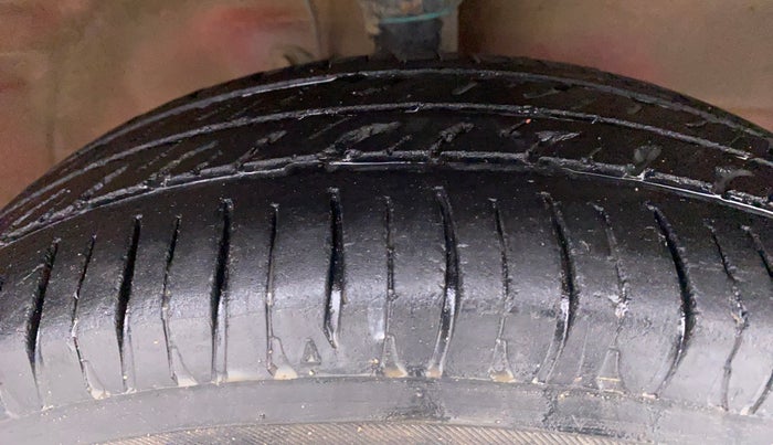 2014 Maruti Wagon R Stingray VXI, Petrol, Manual, 80,132 km, Right Front Tyre Tread