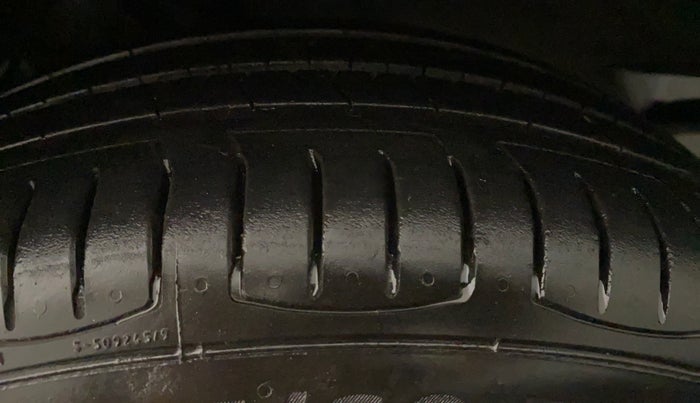 2016 Volkswagen Vento HIGHLINE 1.6 MPI, Petrol, Manual, 83,997 km, Left Rear Tyre Tread