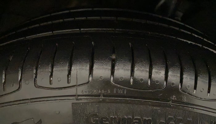 2016 Volkswagen Vento HIGHLINE 1.6 MPI, Petrol, Manual, 83,997 km, Right Rear Tyre Tread