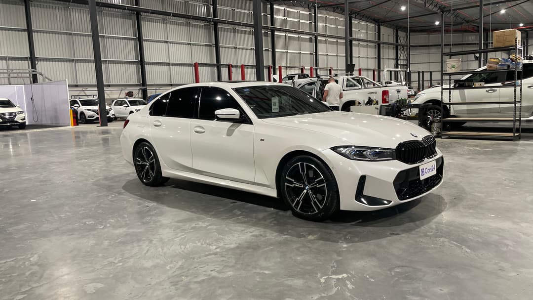 2023 BMW 3 20i M Sport, Automatic, 30777 km, Right Front Diagonal (45- Degree) View