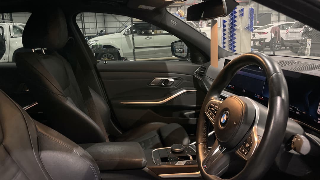 2023 BMW 3 20i M Sport, Automatic, 30777 km, Right Side Front Door Cabin View