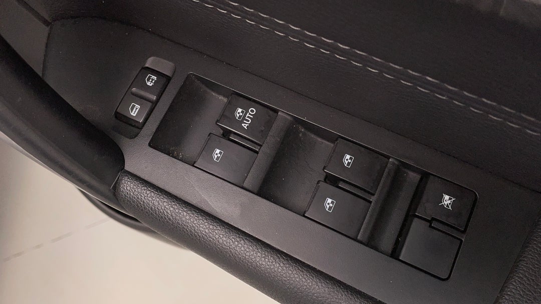 2017 Holden Captiva Active 7 Seater, Automatic, 133086 km, Drivers Side Door Panel Controls