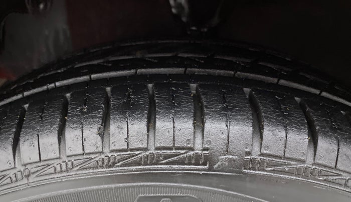 2017 Hyundai Eon MAGNA + AIRBAG, Petrol, Manual, 22,343 km, Left Front Tyre Tread