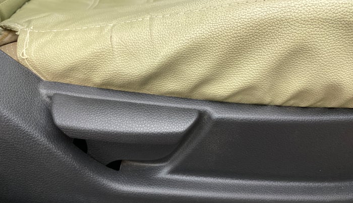 2017 Hyundai Eon MAGNA + AIRBAG, Petrol, Manual, 22,343 km, Driver Side Adjustment Panel