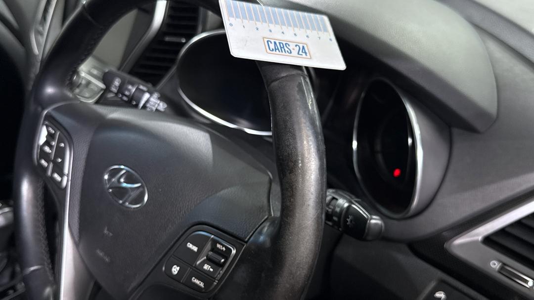 2013 Hyundai Santa Fe Highlander Crdi (4x4), Automatic, 125474 km, Steering Wheel Body Wear