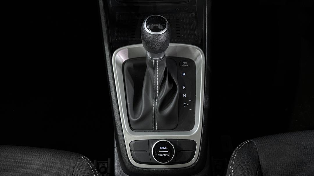 2025 Hyundai Venue Venue, Automatic, 31549 km, Gear Lever 