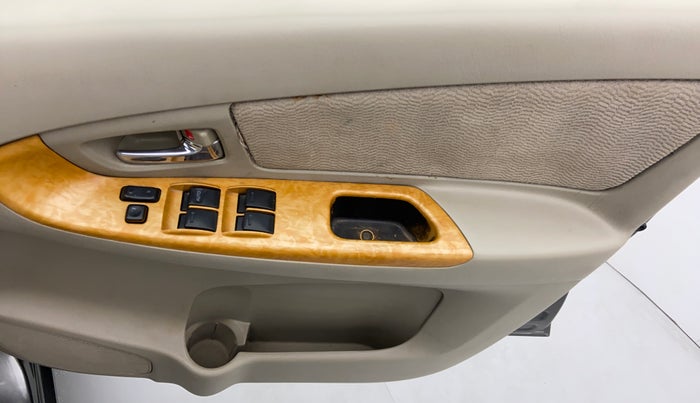 2009 Toyota Innova 2.5 V 8 STR, Diesel, Manual, 2,06,512 km, Driver Side Door Panels Control