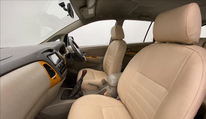 2009 Toyota Innova 2.5 V 8 STR, Diesel, Manual, 2,06,512 km, Right Side Front Door Cabin