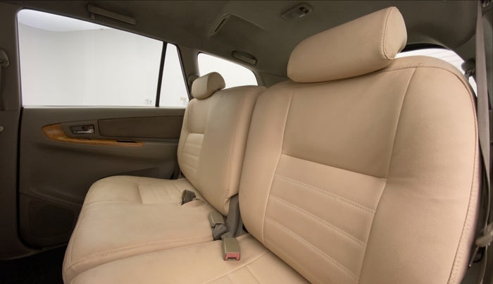 2009 Toyota Innova 2.5 V 8 STR, Diesel, Manual, 2,06,512 km, Right Side Rear Door Cabin