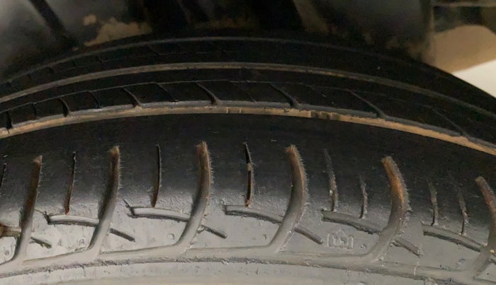 2016 Maruti Ciaz ZDI SHVS, Diesel, Manual, 60,384 km, Left Rear Tyre Tread