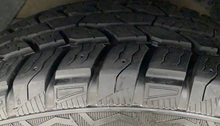 2018 Mahindra XUV500 W9, Diesel, Manual, 68,010 km, Left Front Tyre Tread