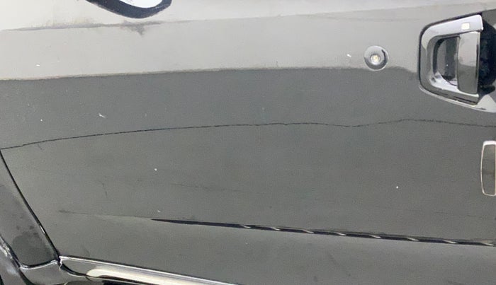 2018 Mahindra XUV500 W9, Diesel, Manual, 68,010 km, Front passenger door - Minor scratches