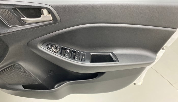 2017 Hyundai Elite i20 ASTA 1.2 DUAL TONE, Petrol, Manual, 52,284 km, Driver Side Door Panels Control