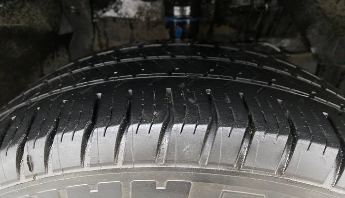 2016 Maruti Vitara Brezza ZDI PLUS DUAL TONE, Diesel, Manual, 86,427 km, Right Front Tyre Tread