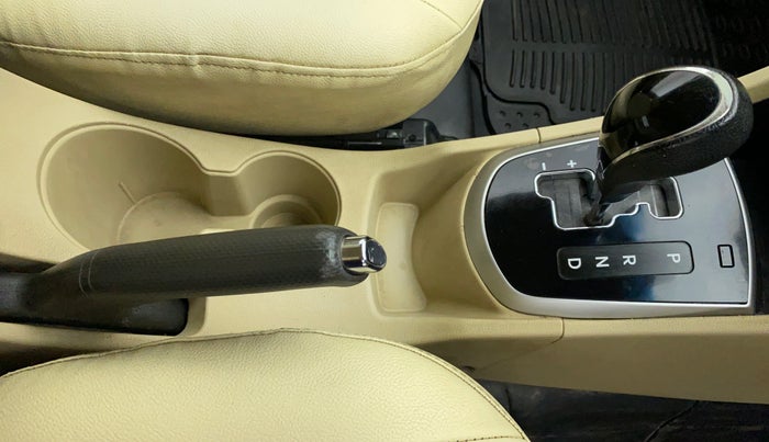 2014 Hyundai Verna FLUIDIC 1.6 CRDI SX AT, Diesel, Automatic, 80,809 km, Gear Lever