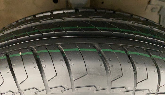 2015 Maruti Swift VXI, Petrol, Manual, 52,486 km, Right Front Tyre Tread