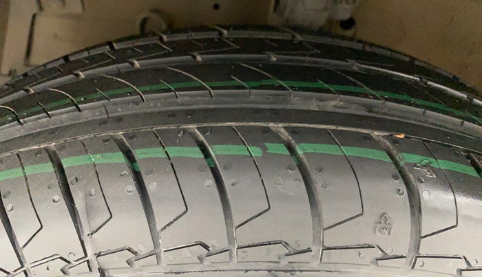2015 Maruti Swift VXI, Petrol, Manual, 52,486 km, Left Front Tyre Tread
