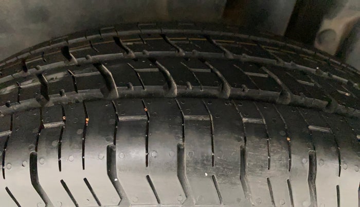 2015 Maruti Swift VXI, Petrol, Manual, 52,486 km, Left Rear Tyre Tread