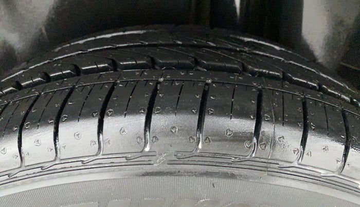 2017 Maruti Ciaz DELTA 1.3 DDIS SHVS, Diesel, Manual, 63,431 km, Left Rear Tyre Tread