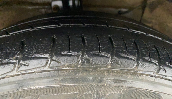 2017 Maruti Ciaz DELTA 1.3 DDIS SHVS, Diesel, Manual, 63,431 km, Right Front Tyre Tread