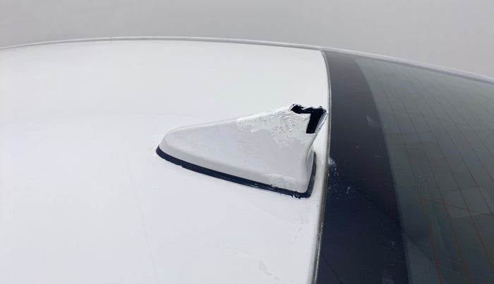2016 Hyundai New Elantra 2.0 SX (O) MT, Petrol, Manual, 64,808 km, Roof - Antenna has minor damage