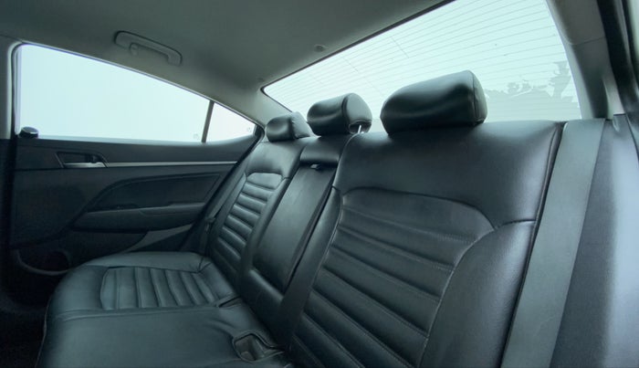 2016 Hyundai New Elantra 2.0 SX (O) MT, Petrol, Manual, 64,808 km, Right Side Rear Door Cabin