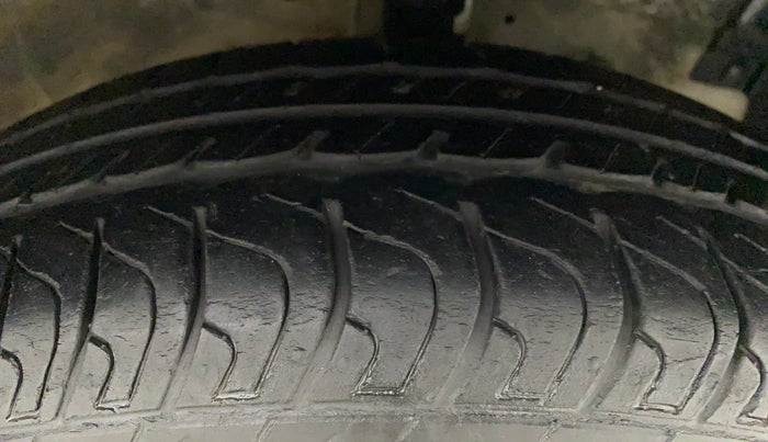 2016 Maruti Swift LXI (O), Petrol, Manual, 78,627 km, Right Front Tyre Tread