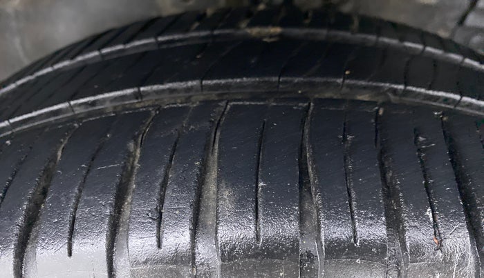 2016 Maruti Swift VDI ABS, Diesel, Manual, 1,47,960 km, Right Front Tyre Tread
