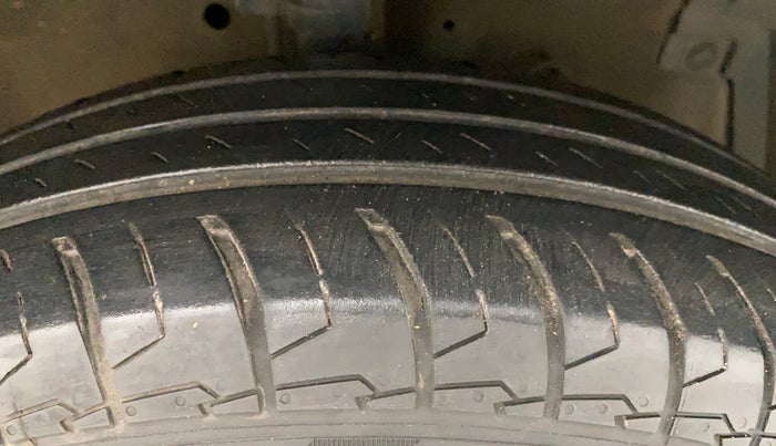 2015 Maruti Swift VXI, Petrol, Manual, 1,03,386 km, Right Front Tyre Tread