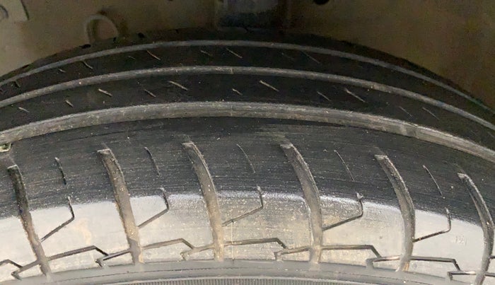 2015 Maruti Swift VXI, Petrol, Manual, 1,03,386 km, Left Front Tyre Tread