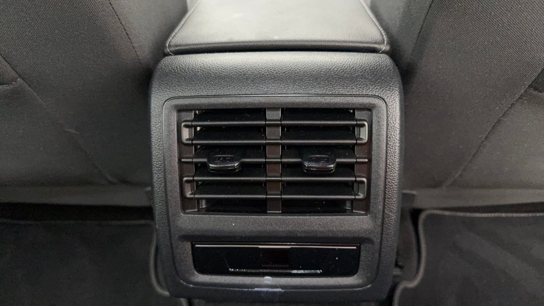 2024 Volkswagen Golf 110tsi Life, Automatic, 27263 km, Rear A/C Vent