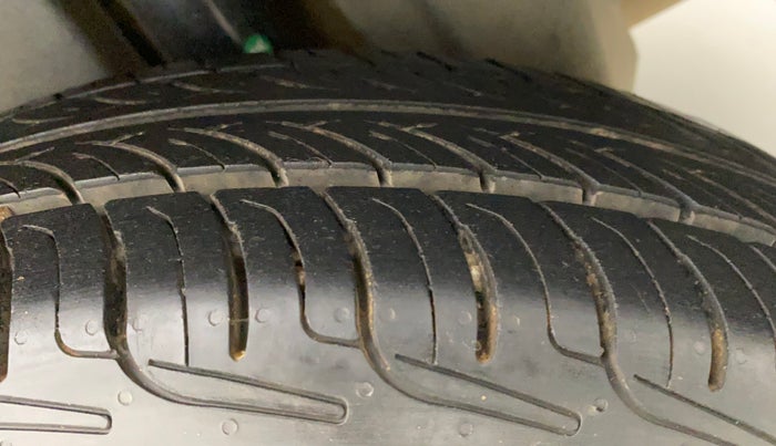 2014 Maruti Swift Dzire VXI, Petrol, Manual, 93,374 km, Left Rear Tyre Tread