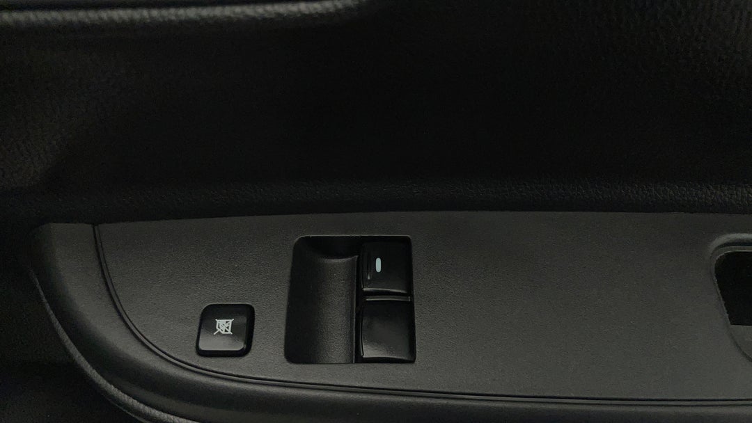 2020 Mitsubishi Triton Glx Plus (4x4), Automatic, 67191 km, Drivers Side Door Panel Controls