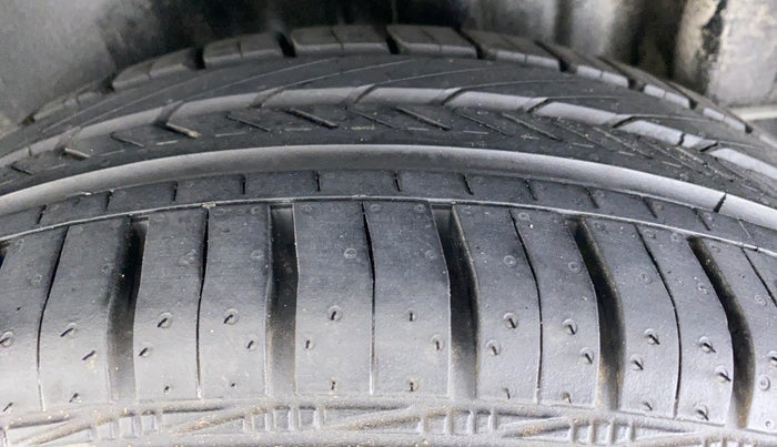 2013 Volkswagen Vento HIGHLINE PETROL AT, Petrol, Automatic, 67,882 km, Left Rear Tyre Tread