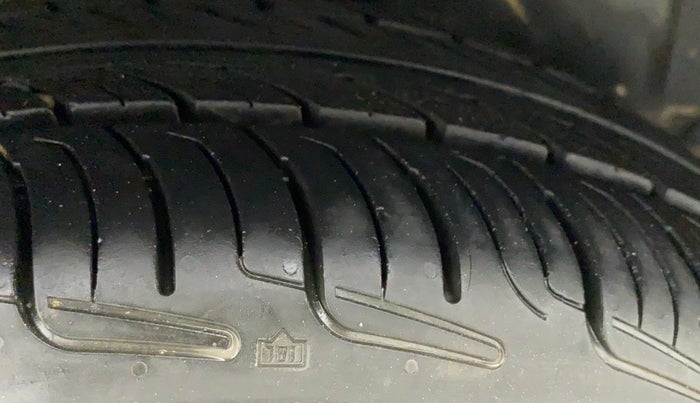 2014 Maruti Ertiga VXI, Petrol, Manual, 35,843 km, Right Rear Tyre Tread