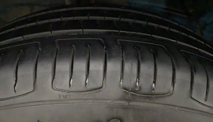 2011 Toyota Etios Liva G, Petrol, Manual, 74,374 km, Right Front Tyre Tread