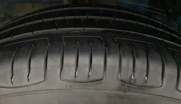 2011 Toyota Etios Liva G, Petrol, Manual, 74,374 km, Left Rear Tyre Tread
