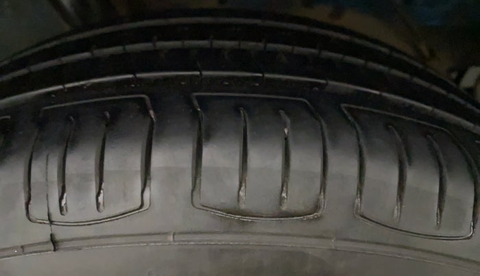 2011 Toyota Etios Liva G, Petrol, Manual, 74,374 km, Left Front Tyre Tread