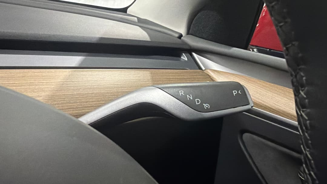 2024 Tesla Model Y Rear-wheel Drive, Automatic, 23489 km, Gear Lever 