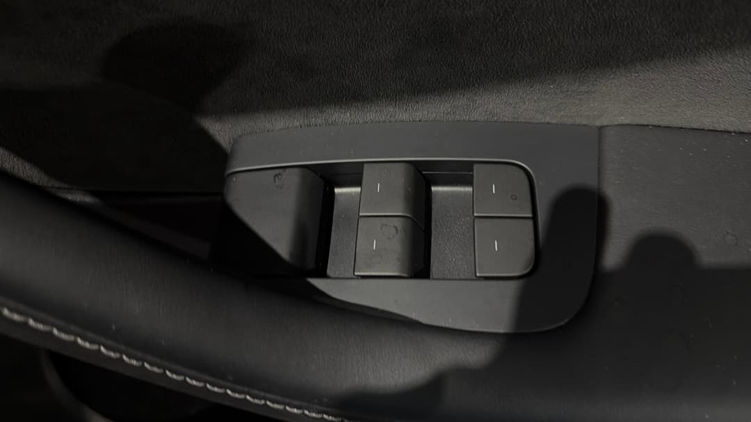 2024 Tesla Model Y Rear-wheel Drive, Automatic, 23489 km, Drivers Side Door Panel Controls