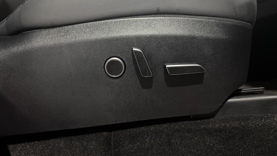 2024 Tesla Model Y Rear-wheel Drive, Automatic, 23489 km, Drivers Side Adjustment Panel