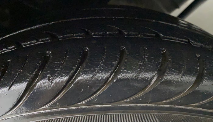 2017 Hyundai Eon MAGNA PLUS, Petrol, Manual, 25,763 km, Left Rear Tyre Tread