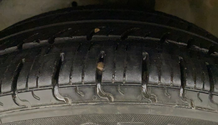 2015 Maruti Celerio VXI CNG, CNG, Manual, 56,930 km, Left Front Tyre Tread
