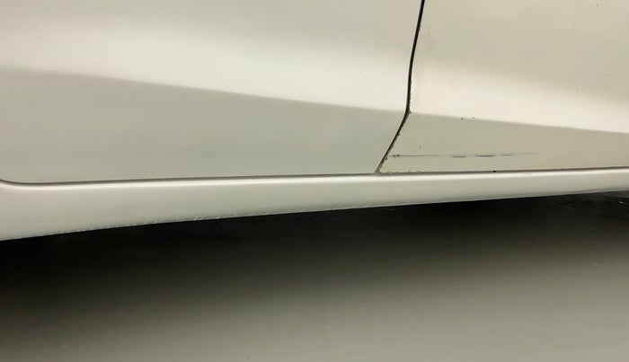 2015 Honda Amaze 1.2L I-VTEC S, Petrol, Manual, 24,184 km, Right running board - Paint has minor damage