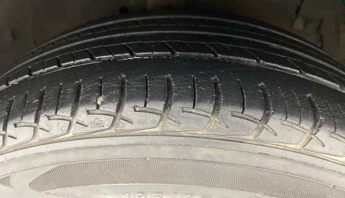 2015 Maruti Ciaz VXI, Petrol, Manual, 62,662 km, Right Front Tyre Tread