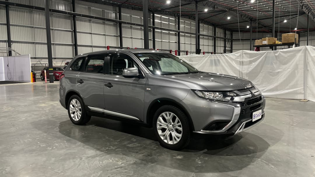 2020 Mitsubishi Outlander Es 7 Seat (2WD), Automatic, 100406 km, Right Front Diagonal (45- Degree) View